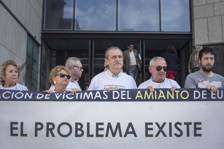 Miembros de la asociación, durante una protesta en Donostia. (ARGAZKI PRESS)