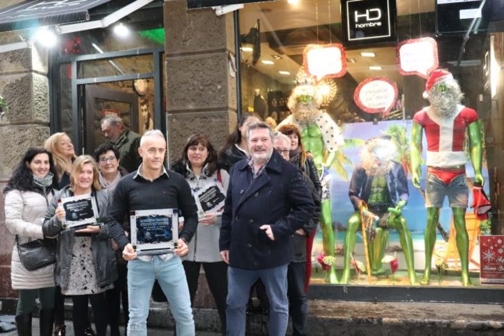Entrega del premio de la asociación de comerciantes del Casco Viejo al mejor escaparate. (@zazpikaleak)