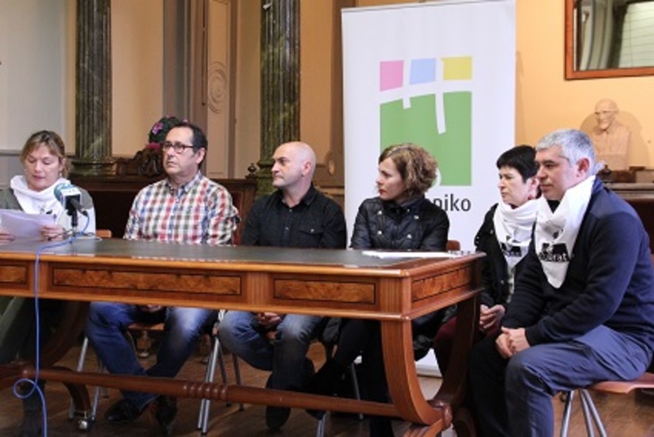 Comparecencia conjunta de representantes municipales de Hernani e integrantes de Etxerat. (ww.hernani.eus)