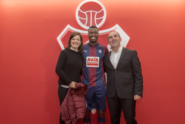 Pape Diop, flanqueado por la presidenta Amaia Gorostiza y el director deportivo Fran Garagarza. (Juanan RUIZ / ARGAZKI PRESS)