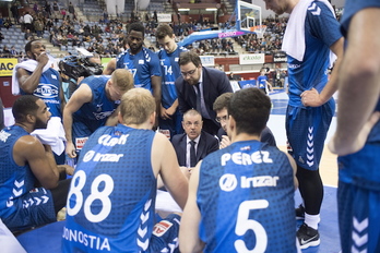 Porfi Fisac da instrucciones a sus jugadores durante un tiempo muerto. (Juan Carlos RUIZ / ARGAZKI PRESS) 