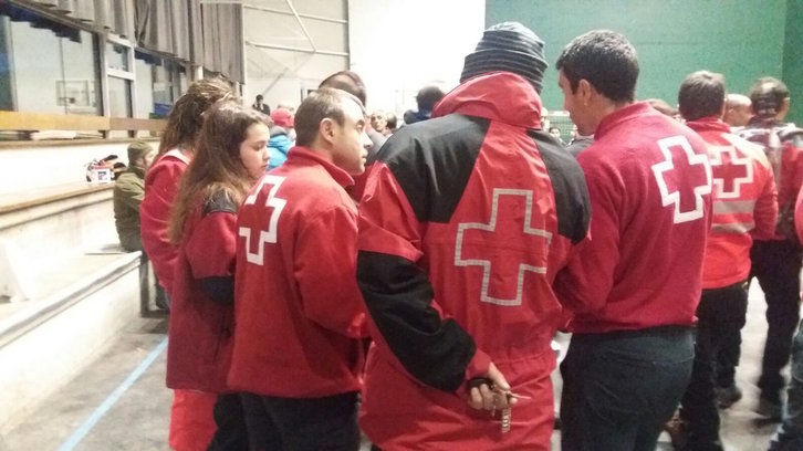 Efectivos de la Cruz Roja, en el frontón Ondategi de Zigoitia. (@112_SOSDeiak)
