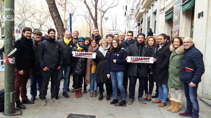 Una delegación de ERC ha acudido a las puertas del Tribunal Supremo para arropar a Junqueras. (@capdevilajoan)