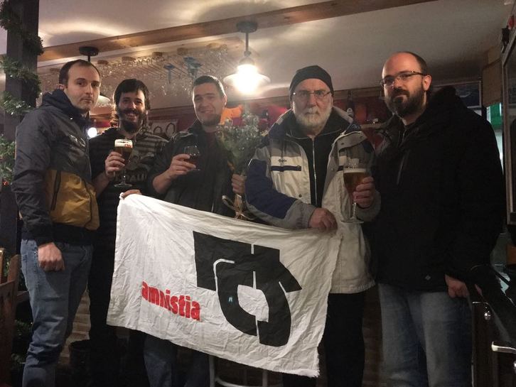 Aletxu Zobaran, junto a algunos allegados. (@ganboa13)