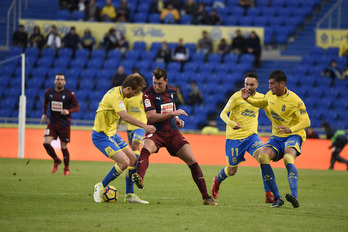 Enrich, rodeado de varios rivales. Suyo ha sido el segundo gol del Eibar. (LA OTRA FOTO)