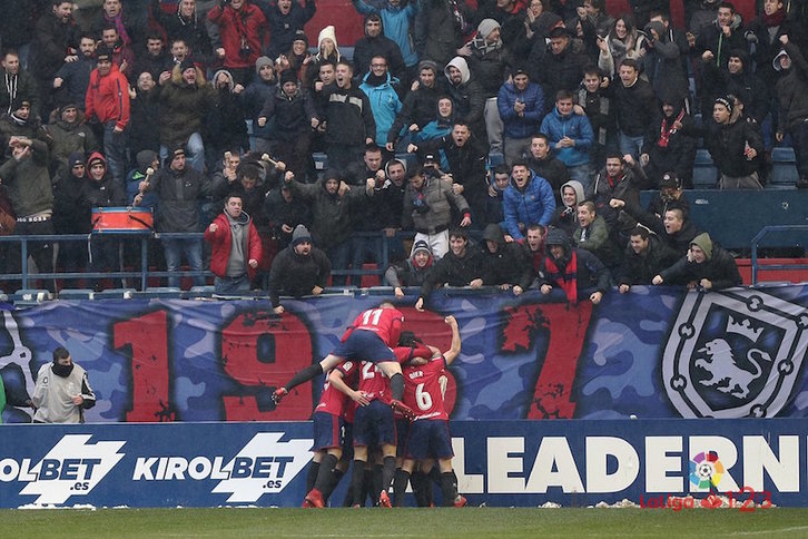 Jokalari gorritxoak, gol bat ospatzen. (@CAOsasuna)