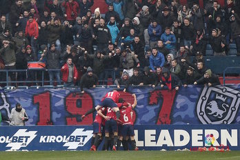 Jokalari gorritxoak, gol bat ospatzen. (@CAOsasuna)