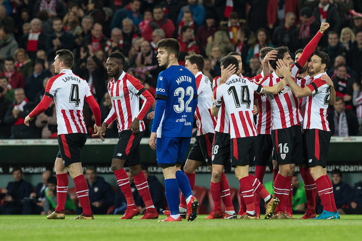 Los jugadores del Athletic celebran su primer gol. (Monika DEL VALLE/ARGAZKI PRESS)