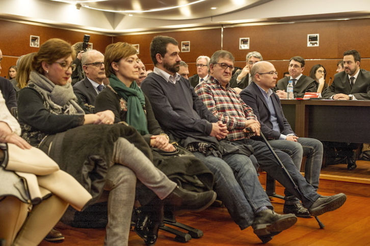 Alfredo de Miguel (primero por la derecha) y otros imputados, en la primera sesión del juicio. (Jaizki FONTANEDA/ARGAZKI PRESS)