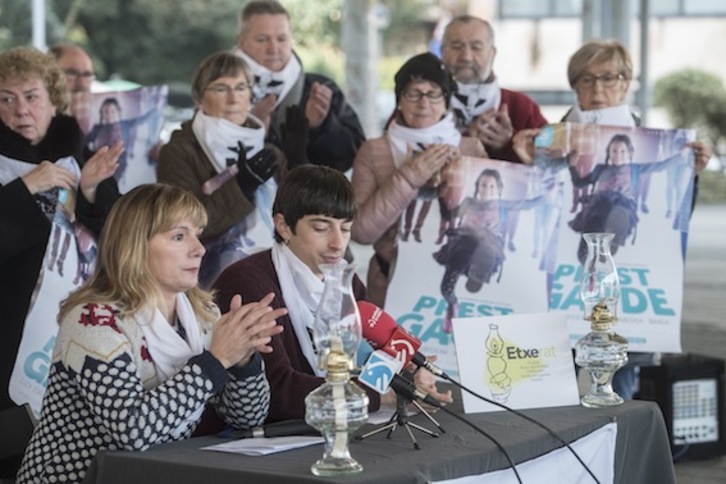 Patricia Velez eta Naike Diezek hartu dute hitza Hernaniko agerraldian. (Jon URBE/ARGAZKI PRESS)