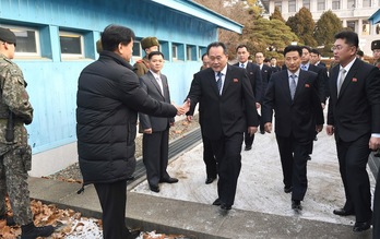Delegaciones de Corea del Norte y del Sur se han reunido en Panmunjon. (AFP)