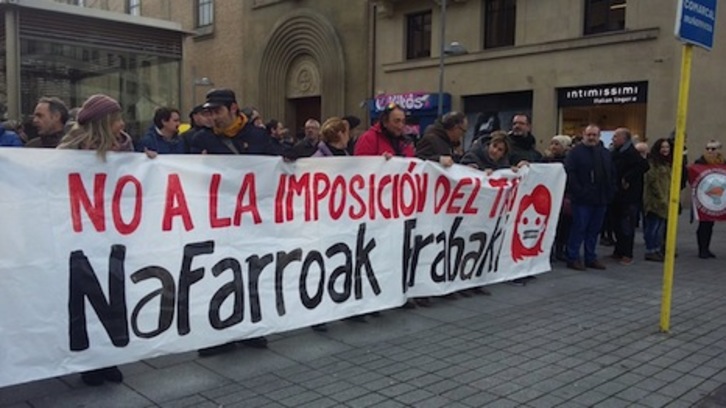 Imagen de la concentración contra el TAV ante la delegación del Gobierno español en Nafarroa. (Martxelo DIAZ)