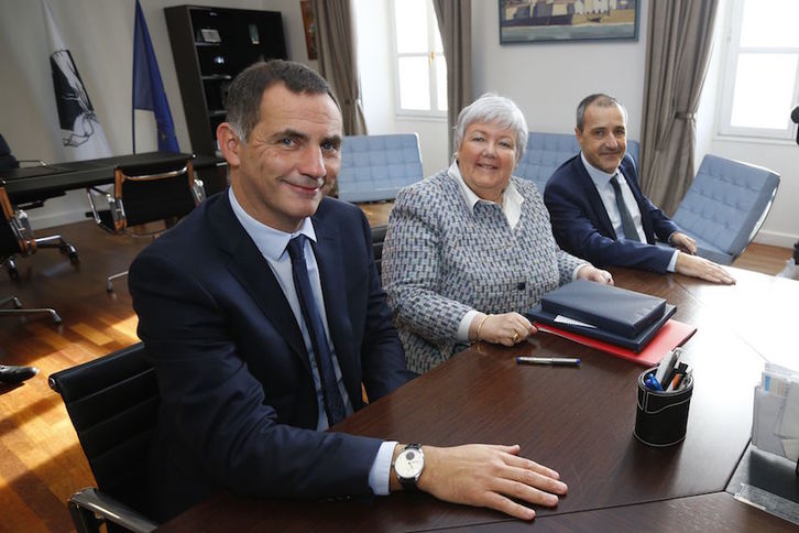 Talamoni, Gourault y Simeoni, en el encuentro que mantuvieron el 5 de enero en Ajacciu. (Pascal POCHARD-CASABIANCA/AFP)