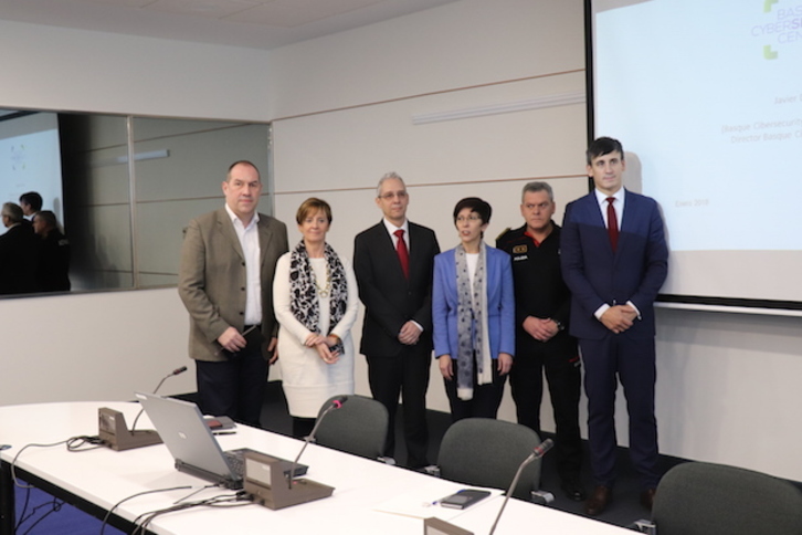 El jefe de la División de Investigación Criminal de la Ertzaintza, José María Yurrebaso, segundo por la derecha. (IREKIA.EUS)