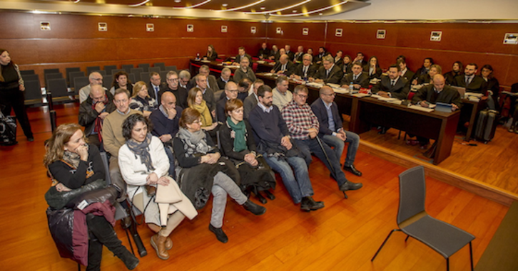Los 26 acusados por el caso De Miguel, en la primera jornada del juicio. (Jaizki FONTANEDA / ARGAZKI PRESS)