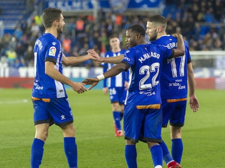 Los jugadores del Alavés celebran el tanto de Pedraza. (Juanan RUIZ/ARGAZKI PRESS)