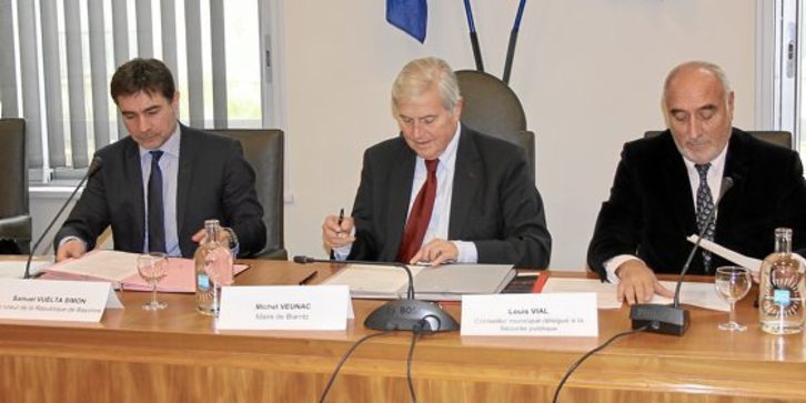 Le maire de Biarritz, Michel Veunac, le procureur de Bayonne, Samuel Vuelta-Simon et le conseiller délégué à la Sécurité publique, Louis Vial. © DR