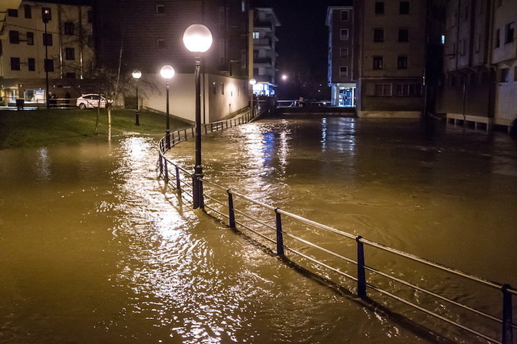 El río Butroi, esta pasado noche en Mungia. (Aritz LOIOLA / ARGAZKI PRESS)