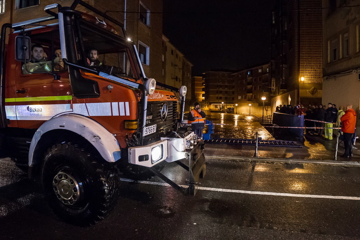 Bomberos en Mungia. (Aritz LOIOLA / ARGAZKI PRESS)