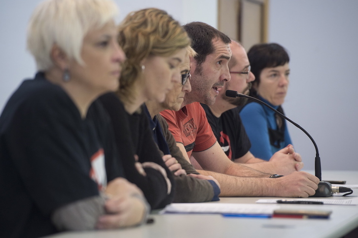 ELA, LAB eta Steilaseko ordezkariek atzo aurkeztu zituzten hezkuntza publikoan egingo dituzten greba eta mobilizazioak. (Monika DEL VALLE/ARGAZKI PRESS)