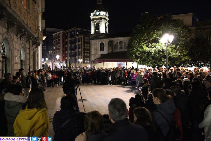 Vecinos de Santurtzi se han concentrado para denunciar la agresión sexual. (@EcuadorEtxea)