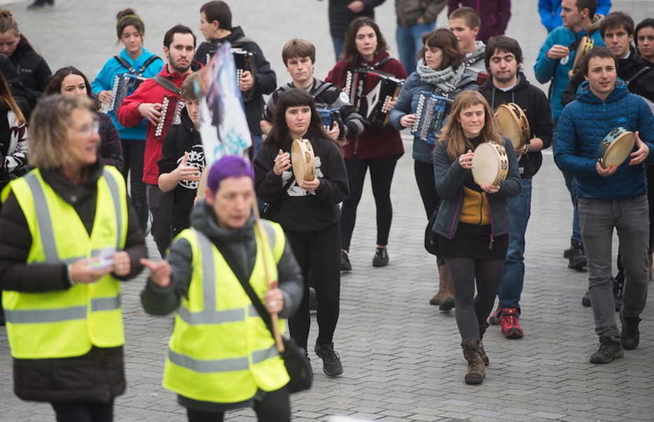 Areatzako karpatik abiatuta, kalejira egin dute trikitiarekin. (Luis JAUREGIALTZO/ARGAZKI PRESS)