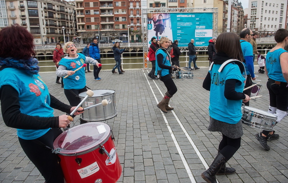 Soinuak nolanaikoak izan dira; trikitiaz gain perkusio hotsak ere entzun dira Bilbon. (Luis JAUREGIALTZO/ARGAZKI PRESS)