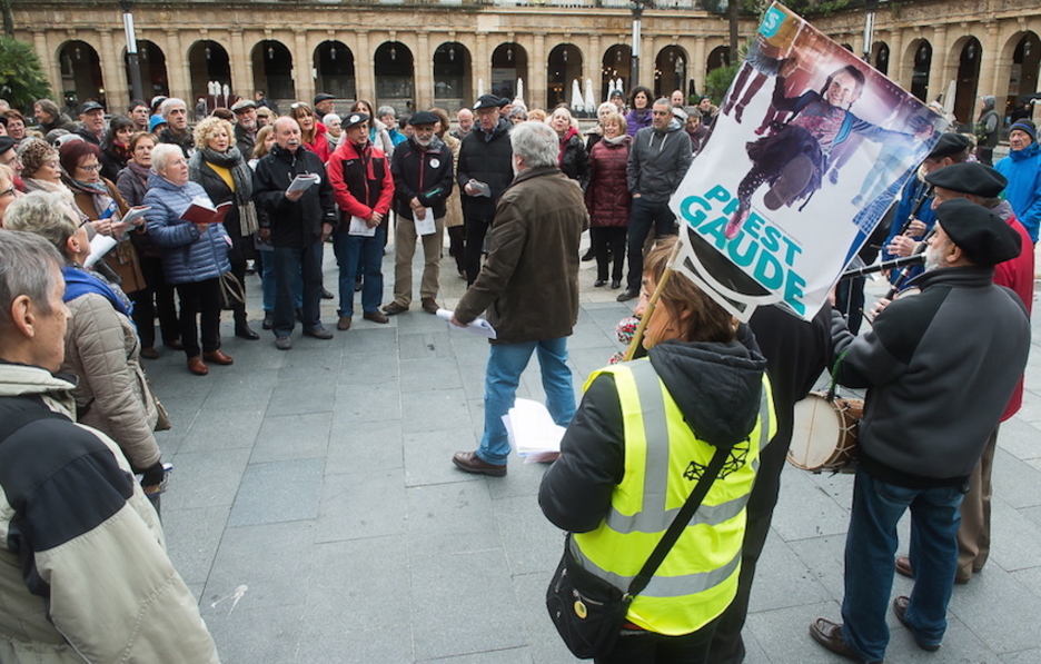 Eta izan da giroa txistuarekin berotu duenik ere, kantuz lagunduta. (Luis JAUREGIALTZO/ARGAZKI PRESS)