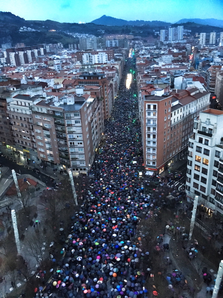 Imagen aérea de la moviliación, al inicio. (ARGAZKI PRESS) Imagen aérea de la moviliación, al inicio. (ARGAZKI PRESS)