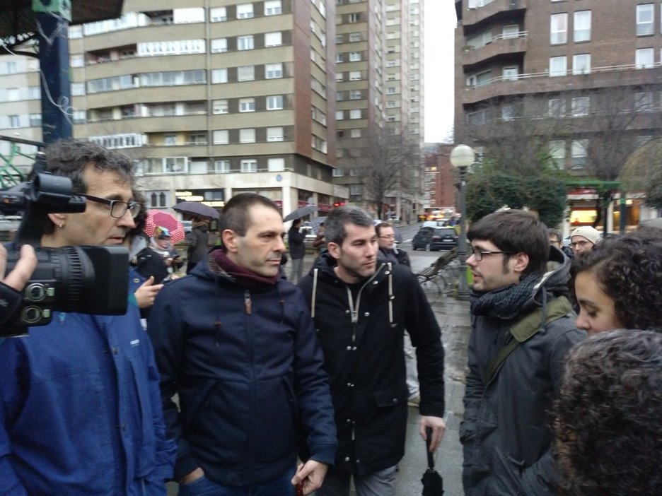 Andeka Larrea, Nagua Alba y Lander Martinez de Elkarrekin Podemos con Arkaitz Rodriguez (Sortu) al inicio de la marcha. Andeka Larrea, Nagua Alba y Lander Martinez de Elkarrekin Podemos con Arkaitz Rodriguez (Sortu) al inicio de la marcha.