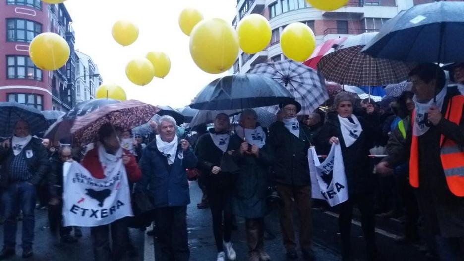 Larriki gaixo diren presoen senideak manifestazioaren buruan. (LAB Larriki gaixo diren presoen senideak manifestazioaren buruan. (LAB