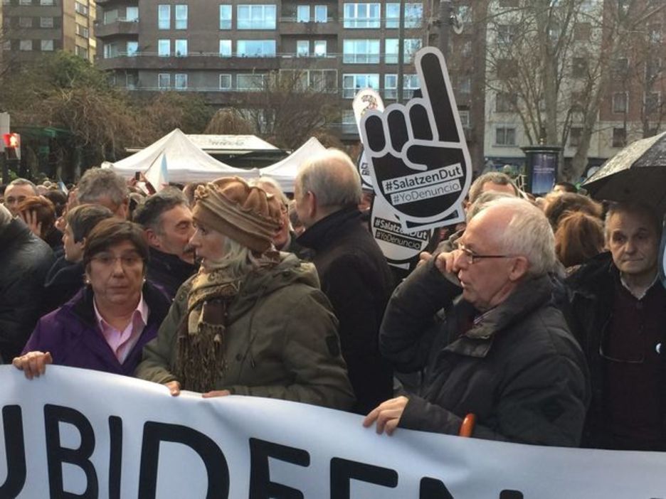 Edurne Brouard, Rosa Rodero eta Joseba Azkarraga manifestazioaren hasieran. Edurne Brouard, Rosa Rodero eta Joseba Azkarraga manifestazioaren hasieran.