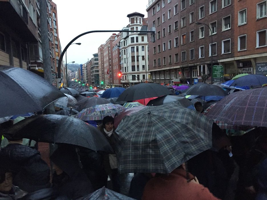 Autonomia kalea manifestazioa hasterako lepo bete da jendez. Autonomia kalea manifestazioa hasterako lepo bete da jendez.