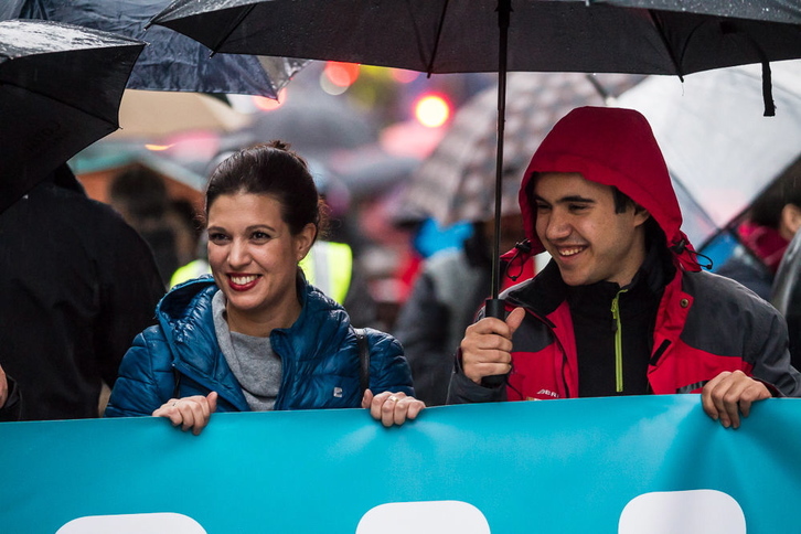 Beatriz Talegón, en la marcha de Sare, junto a Peru, hijo de Kepa del Hoyo, fallecido en prisión. (Aritz LOIOLA/ARGAZKI PRESS)