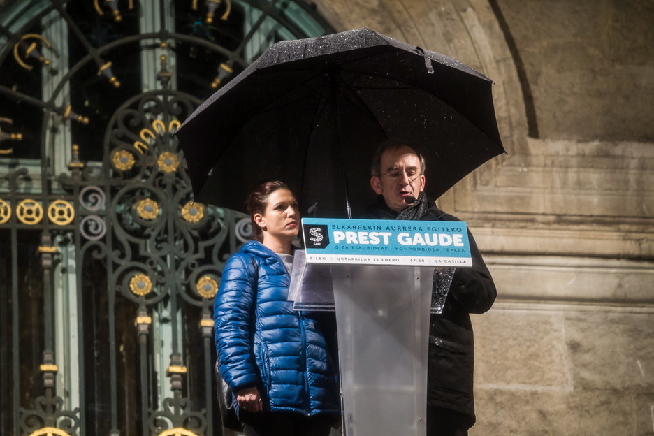 Bea Talegon eta Kike Amonarriz azken testua irakurtzen. Bea Talegon eta Kike Amonarriz azken testua irakurtzen.