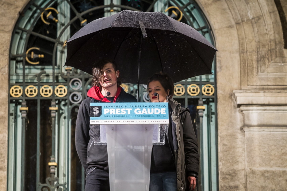 Motxiladun umeen ahotik izan da lehen hitz hartzea manifestazio amaieran. (Aritz LOIOLA | ARGAZKI PRESS) Motxiladun umeen ahotik izan da lehen hitz hartzea manifestazio amaieran. (Aritz LOIOLA | ARGAZKI PRESS)