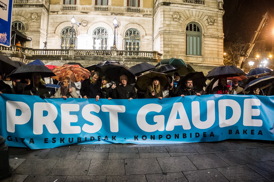 Pankartaren burua manifestazioaren amaieran. (Aritz LOIOLA | ARGAZKI PRESS) Pankartaren burua manifestazioaren amaieran. (Aritz LOIOLA | ARGAZKI PRESS)