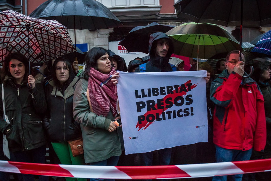 «Llibertat presos politics» Kataluniako eta Euskal Herriko aldarriek bat egin dute gaur. (Aritz LOIOLA | ARGAZKI PRESS) «Llibertat presos politics» Kataluniako eta Euskal Herriko aldarriek bat egin dute gaur. (Aritz LOIOLA | ARGAZKI PRESS)