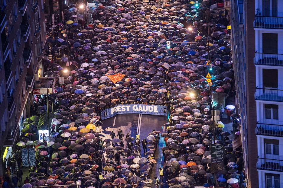 Pankartak nahikoa lan izan du jende artean aurrera egiten. (Marisol RAMIREZ | ARGAZKI PRESS) Pankartak nahikoa lan izan du jende artean aurrera egiten. (Marisol RAMIREZ | ARGAZKI PRESS)