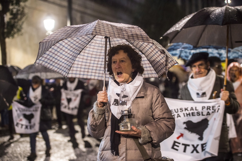 Kontxi Ibarreta, Sara Majarenasen ama senideen artean. (Marisol RAMIREZ | ARGAZKI PRESS) Kontxi Ibarreta, Sara Majarenasen ama senideen artean. (Marisol RAMIREZ | ARGAZKI PRESS)