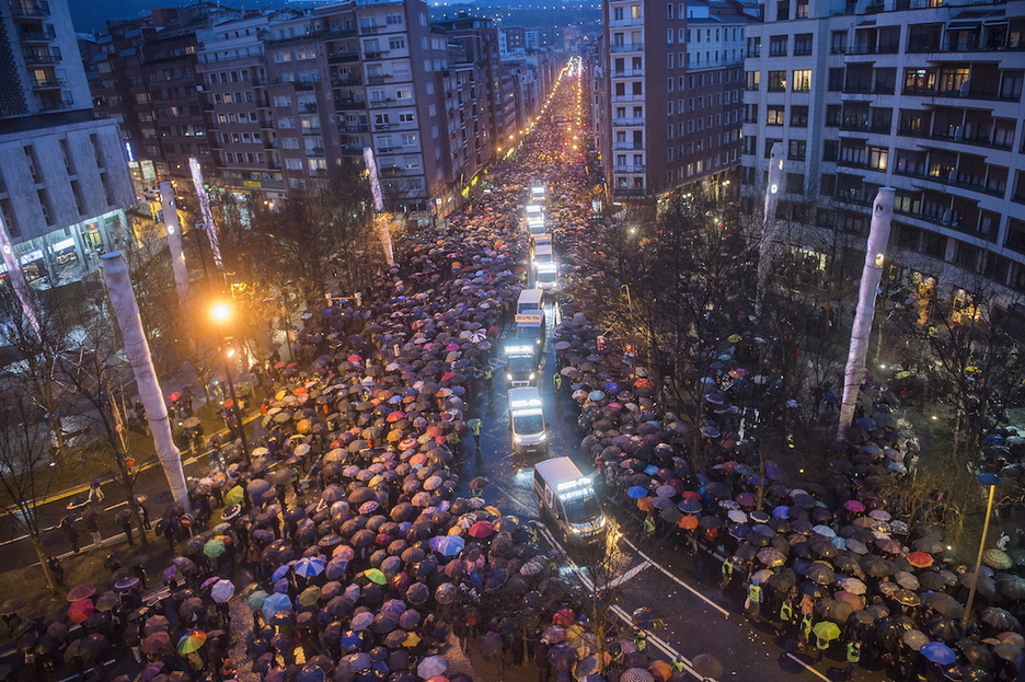 Mirentxinen furgonetak joan dira gaur ere buruan. (Luis JAUREGIALTZO | ARGAZKI PRESS) Mirentxinen furgonetak joan dira gaur ere buruan. (Luis JAUREGIALTZO | ARGAZKI PRESS)