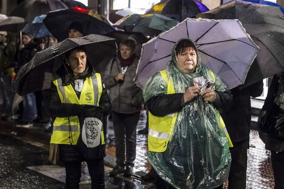 Boluntarioek erruz egin dute lan, euria izan arren. (Aritz Loiola | ARGAZKI PRESS) Boluntarioek erruz egin dute lan, euria izan arren. (Aritz Loiola | ARGAZKI PRESS)