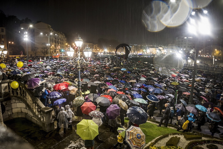 La plaza del Ayuntamiento de Bilbo, abarrotada durante el acto final de la marcha. (Aritz LOIOLA/ARGAZKI PRESS)