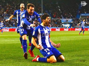 Manu García e Ibai celebran el gol. (@Alaves)