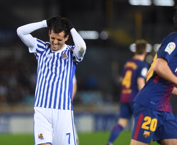 Juanmi se lamenta de una ocasión perdida. (Jon URBE/ARGAZKI PRESS)