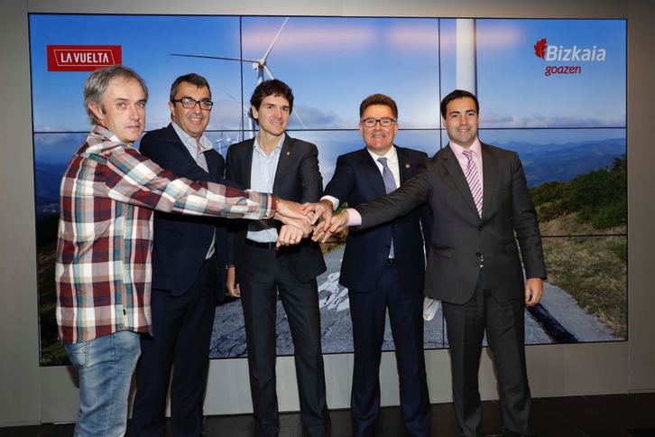 Autoridades de Bizkaia, junto a los organizadores de La Vuelta y el exciclista Roberto Laiseka, en la presentación de la etapa. (@lavuelta)