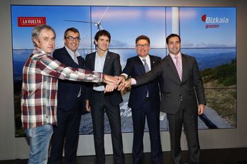 Autoridades de Bizkaia, junto a los organizadores de La Vuelta y el exciclista Roberto Laiseka, en la presentación de la etapa. (@lavuelta)