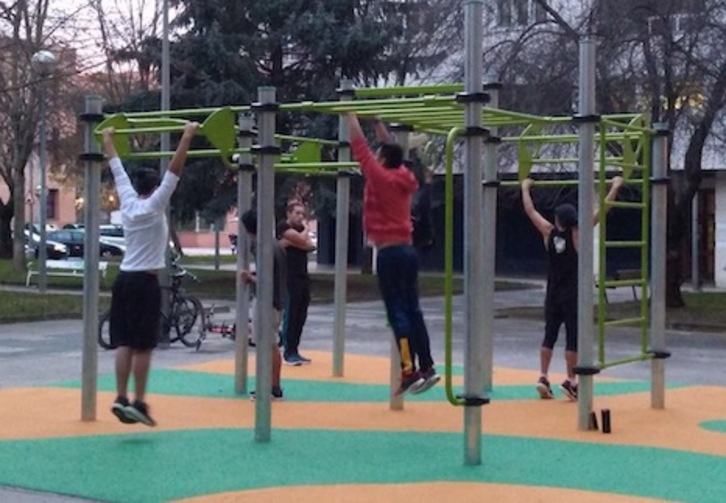 Imagen del parque de Calistenia instalado en la plaza Lurgorri de Barañain. (AYUNTAMIENTO DE BARAÑAIN)