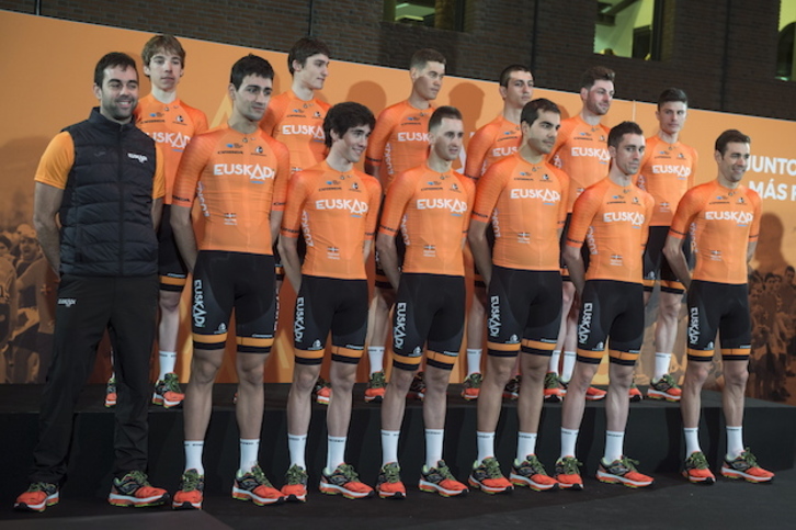 El director del equipo, Jorge Azanza, y los doce corredores de la Fundación Euskadi. (Monika DEL VALLE / ARGAZKI PRESS)