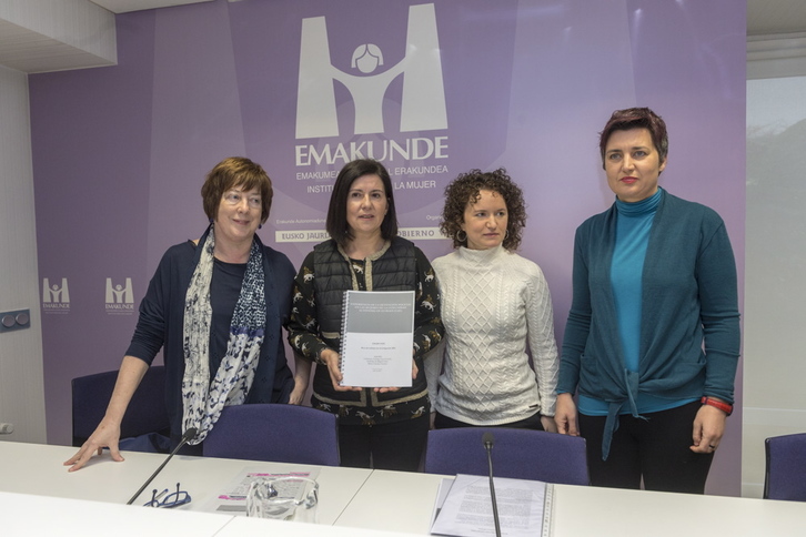 Las autoras y Emakunde han presentado ha presentado el estudio ‘Experiencia de la detención policial en las mujeres de la CAV’. (Juanan RUIZ / ARGAZKI PRESS)